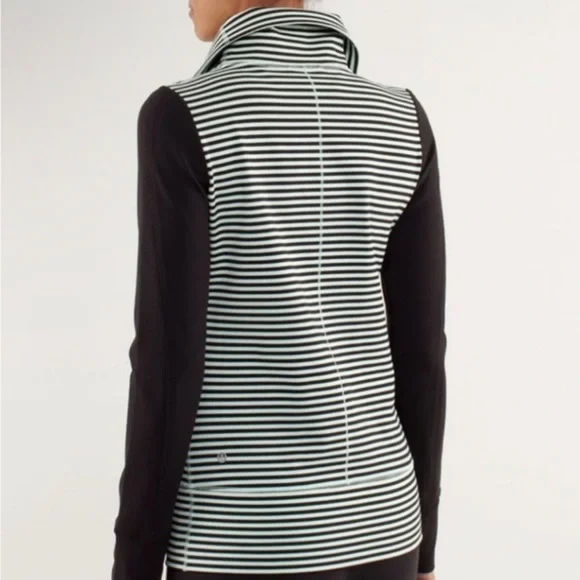 Lululemon Daily Yoga Jacket, size 2** - Picture 3 of 6